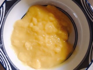 7、酸奶芝士蛋糕,芒果一半打泥