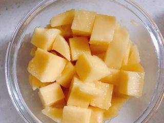 8、酸奶芝士蛋糕,一半切粒