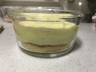 10、酸奶芝士蛋糕,倒入保鲜盒，然后就可以放冰箱了。芒果粒也放冰箱