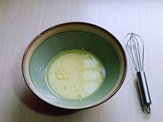1、双层奶油蛋糕,首先将玉米油与牛奶混合。