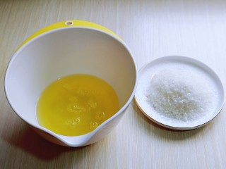 6、双层奶油蛋糕,蛋白打发，往蛋白里滴几滴白醋或柠檬汁。