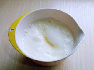 8、双层奶油蛋糕,蛋清泡消失，细腻时再加入三分之一的糖，继续打发。