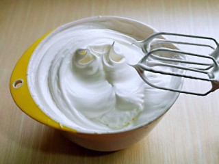 9、双层奶油蛋糕,电动打蛋器高速打发，打至湿性发泡时加入最后的三分之一糖，，继续打发至蛋白出现细腻的纹路，将电动打蛋器调低速打发一会儿，感觉有些阻力时，就可以停止打发，以免消泡，提起打蛋器有微微的弯勾即可！