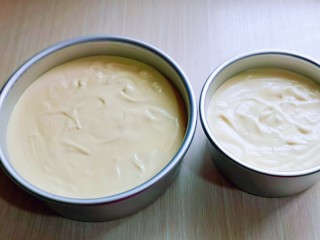 13、双层奶油蛋糕,拌好的蛋糕糊，细腻光滑，饱满，倒入蛋糕模具中。