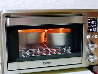 14、双层奶油蛋糕,入烤箱中层，上120度，下150度烤50分钟！（时间及温度仅供参考） 取出后倒扣在晾网上凉透再脱模！