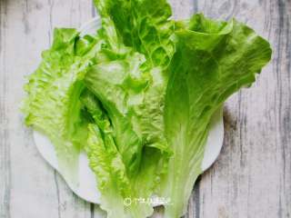 3、蒜蓉芝麻酱淋生菜,生菜清洗干净