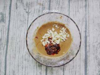 7、蒜蓉芝麻酱淋生菜,放入蒜末、一勺油辣子搅拌均匀