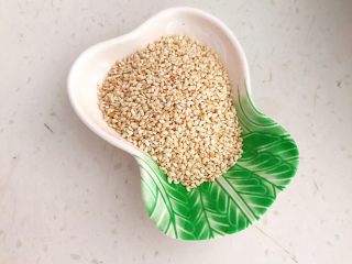 4、宝宝健康食谱  美味小零食夹心海苔,把炒好的熟芝麻晾凉备用