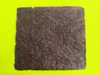 11、宝宝健康食谱  美味小零食夹心海苔,取一张海苔，粗面向上