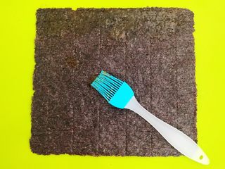 12、宝宝健康食谱  美味小零食夹心海苔,开始刷糖汁