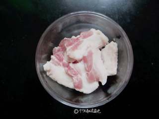 1、干炸五花肉,五花肉切成三厘米左右的条并去皮。