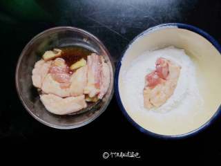 3、干炸五花肉,入锅前沾少许干淀粉，也可以不裹直接炸