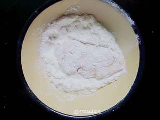 4、干炸五花肉,抖去多余的淀粉，依次做好有的五花肉待用