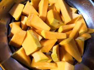 1、南瓜饼,南瓜去皮洗净，切小块放入蒸锅。