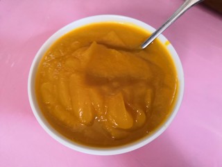 3、南瓜饼,把蒸熟的南瓜（喜欢甜可以加入适量白糖，我没加），放入料理机打成南瓜泥备用。