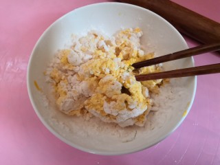 6、南瓜饼,搅拌成絮状。