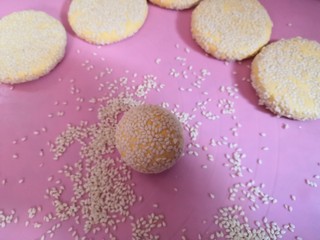 12、南瓜饼,均匀的滚上芝麻。