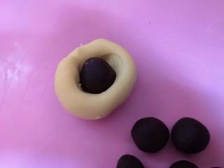 10、南瓜饼,取一个面团撮圆，压一个窝，放入豆沙馅。