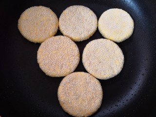 15、南瓜饼,锅烧热，摸一点油，放入做好的南瓜饼。