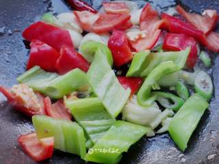 6、彩椒鸡胸肉,加入青椒红椒翻炒