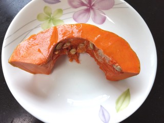 1、脆皮南瓜饼,准备南瓜一块
