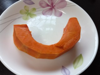 2、脆皮南瓜饼,去除皮和籽