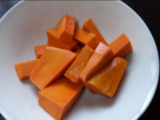 3、脆皮南瓜饼,切成块状放入碗中