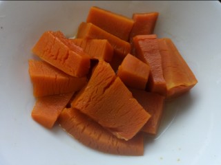 5、脆皮南瓜饼,蒸熟后去取出，倒掉里面多余的水分