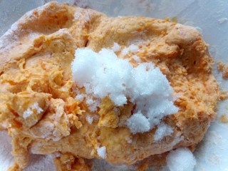 7、脆皮南瓜饼,稍微搅拌均匀加入两大勺白糖
