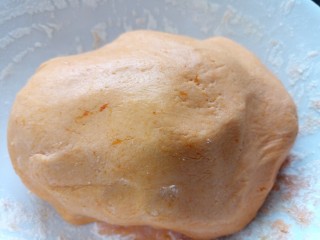 8、脆皮南瓜饼,继续加糯米粉直到可以揉成光滑不粘手的南瓜糯团