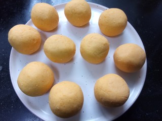 9、脆皮南瓜饼,取适量等份搓成小圆球