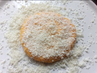 11、脆皮南瓜饼,正反两面裹上一层面包糠