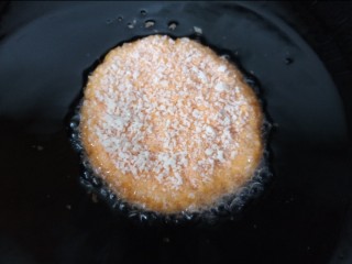 13、脆皮南瓜饼,放入南瓜饼，小火慢煎