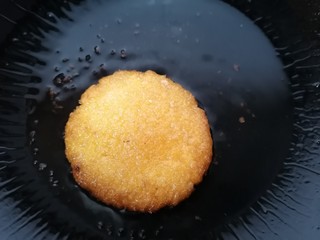 14、脆皮南瓜饼,一面煎熟翻一面继续煎，煎至两面金黄即可