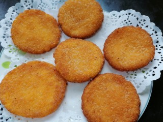 15、脆皮南瓜饼,全部炸好吸去多余的油