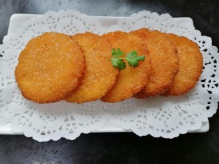 16、脆皮南瓜饼,按顺序码放在盘中，底下垫上吸油纸