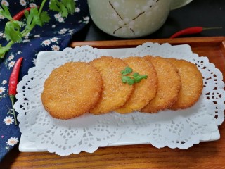 17、脆皮南瓜饼,拍上成品图，一道香甜酥脆可口的脆皮南瓜饼就完成了。