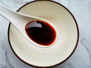 1、糖醋茄子拌饭,先调个糖醋汁：生抽两勺