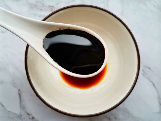 2、糖醋茄子拌饭,老抽一勺。