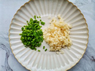 8、糖醋茄子拌饭,葱蒜切末。