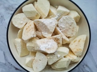 9、糖醋茄子拌饭,茄子去皮切滚刀块，裹上淀粉，