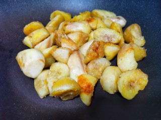 10、糖醋茄子拌饭,锅中油热下茄子煎至两面金黄盛出。