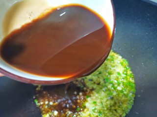 12、糖醋茄子拌饭,倒入糖醋汁翻炒均匀，