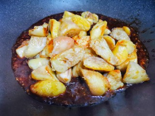 14、糖醋茄子拌饭,倒入茄子煮1分钟，