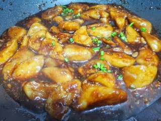 15、糖醋茄子拌饭,撒葱花。