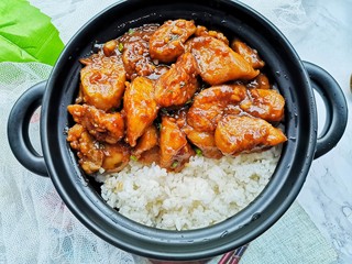 16、糖醋茄子拌饭,米饭盛入碗中，把糖醋茄子浇到米饭上，