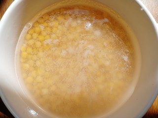 2、豌豆糕,清水洗两遍,凉水泡4个小时。(天热中途要换一遍水)