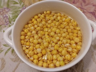 3、豌豆糕,泡发好了。