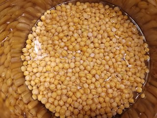 4、豌豆糕,倒入锅胆里,加豌豆一半的水。