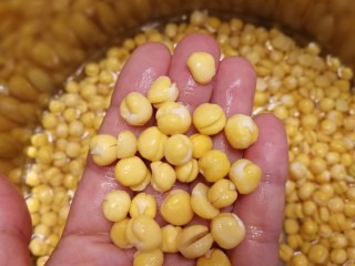 5、豌豆糕,挑去数量不多的几个豆皮。